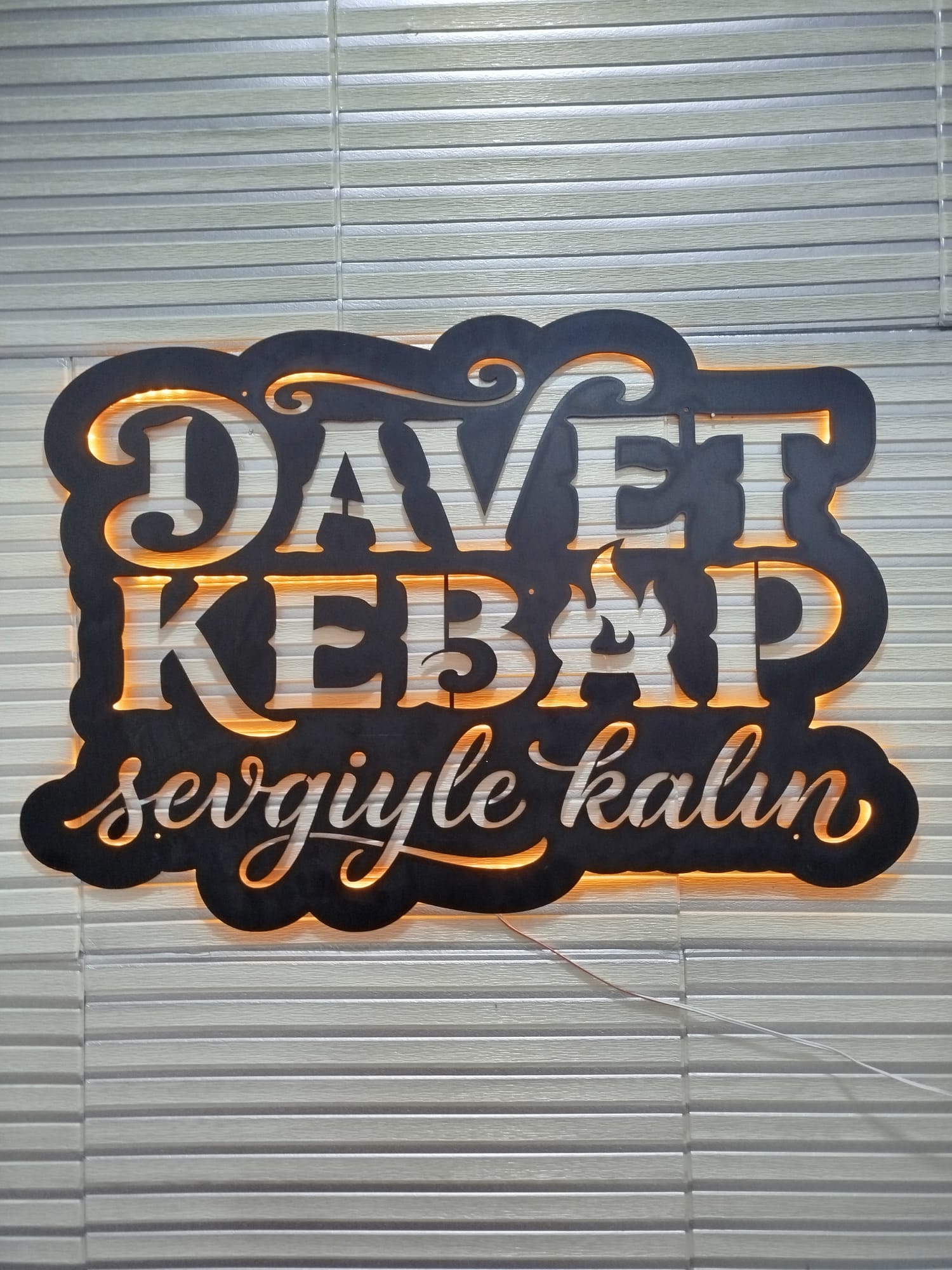 Davet Kebap arkadan aydınlatmalı ahşap tabela — sevgiyle kalın